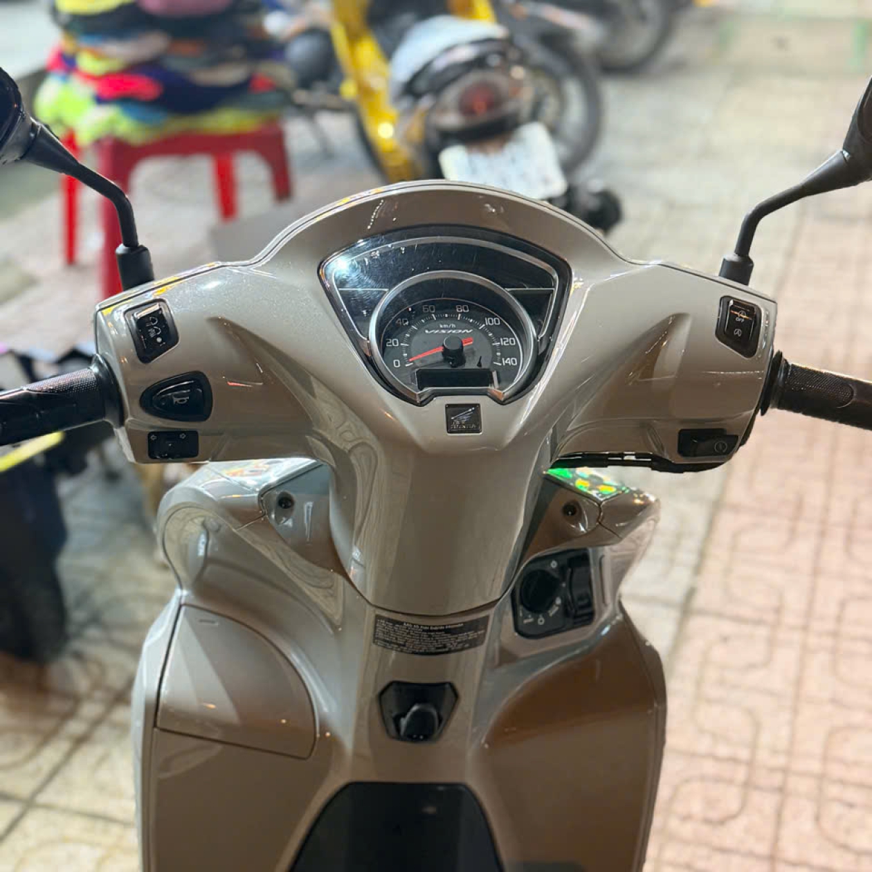 Honda Vision 2023 Xám Xi Măng – Smartkey, Động Cơ eSP Tiết Kiệm Xăng