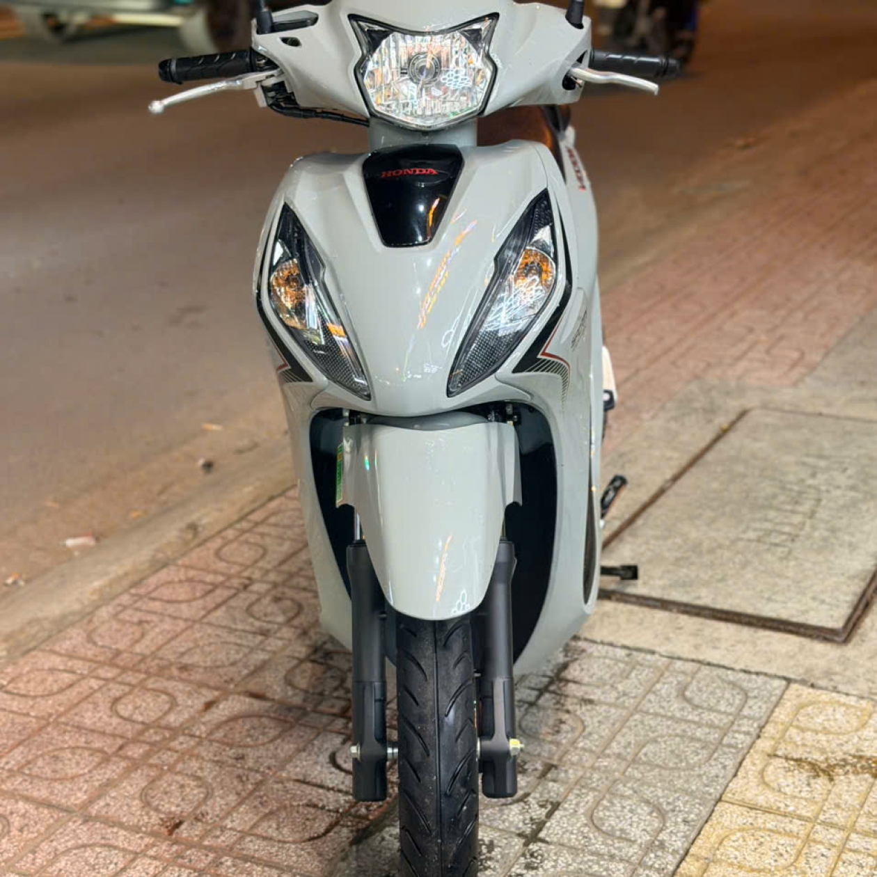 Honda Vision 2023 Xám Xi Măng – Smartkey, Động Cơ eSP Tiết Kiệm Xăng